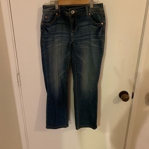 Mid rise dark blue jeans. Curvy fit
